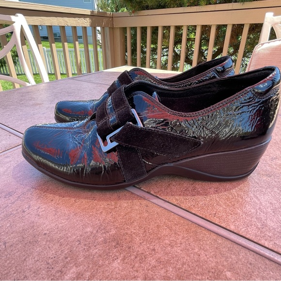 Clarks Artisan Wedge Loafers Black Patent Leather Size 7B Hook & Loop Close - Picture 3 of 7